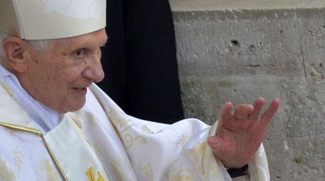 Ratzinger entra in guerra contro Bergoglio. Uno scontro che sa di ricatto