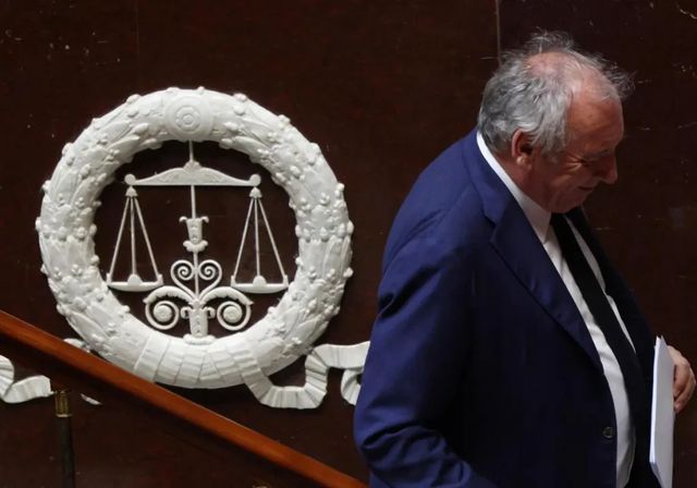 Le Pen salva a Bayrou en la octava moción de censura en apenas seis meses