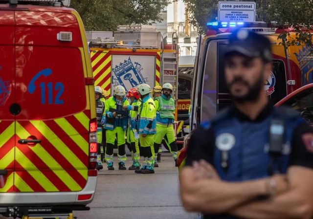 Un incendio sin heridos en una azotea de la Gran Vía obliga a cortar el tráfico