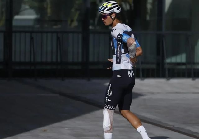 El disgusto de Javi Romo, que abandona tras la caída provocada por un manifestante: «Me han jodido La Vuelta»