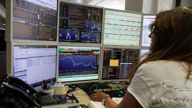 Borsa: Milano chiude a +0,11%, Amplifon in luce, giù Buzzi