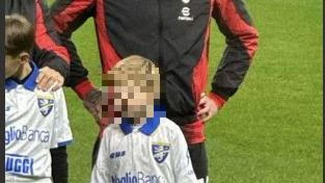 Leone figlio di Fedez e Chiara Ferragni in campo prima di Milan-Frosinone: le polemiche