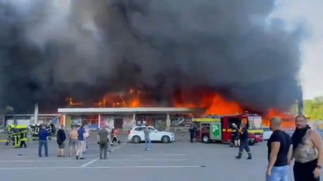 Un centru comercial foarte aglomerat din Ucraina, atacat cu rachete