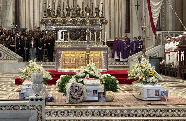 Sparatoria Monreale, ai funerali uno striscione per le vittime