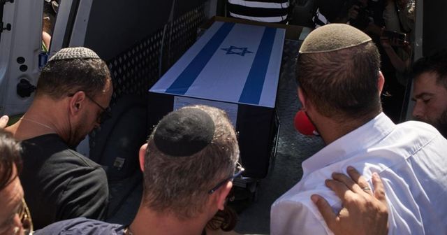 Gaza, in bara consegnata ieri da Hamas i resti di un ostaggio già restituito