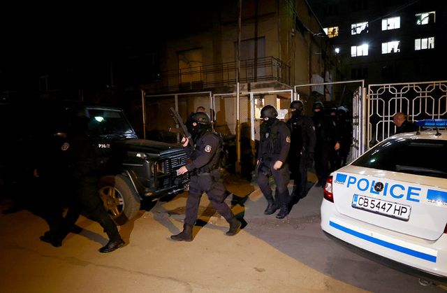 Полиция влезе в бежанския център в „Овча купел“