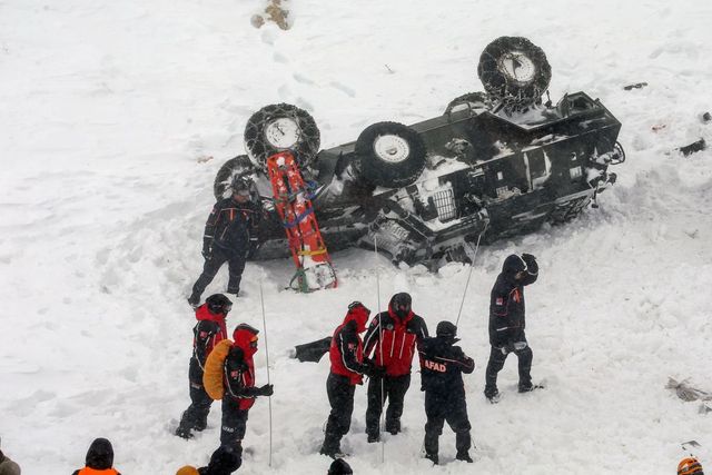 Tizenhárom ember meghalt két lavinában Törökországban