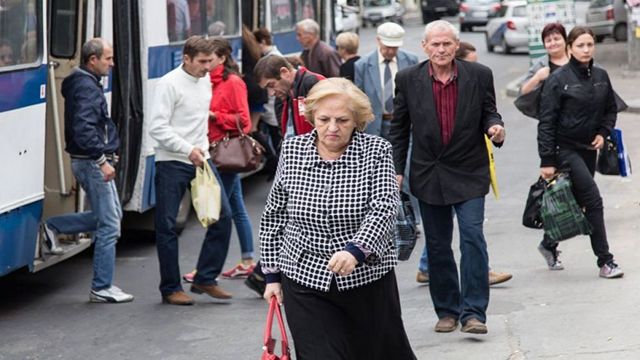 Președintele Klaus Iohannis a promulgat legea: Vârsta de pensionare, redusă cu 2 ani pentru locuitorii acestor zone