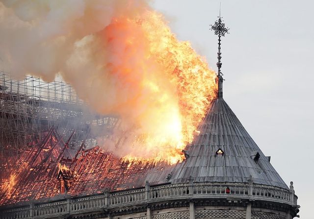 Incendiul de la Notre Dame provocat de un scurt circuit sau de o țigară