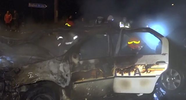 Doi polițiști și un jandarm, salvați de un elev dintr-o mașină în flăcări