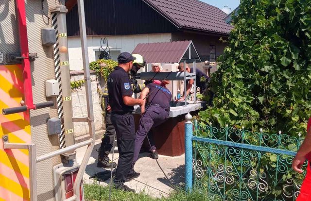 O femeie a căzut într-o fântână cu apă la 10 metri adâncime. La fața locului a intervenit de urgență o echipă de salvatori