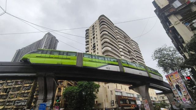 Mumbai monorail halts mid-ride in Wadala due to technical snag; passengers rescued