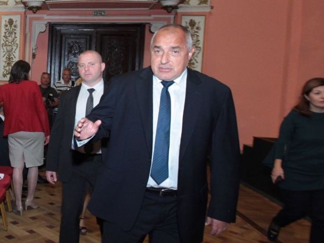 Три пъти плащал Борисов борчовете на други за самолети, сега вади парите за F-16