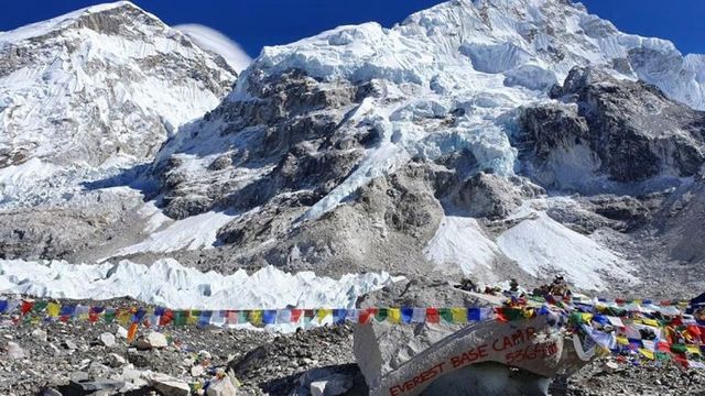 Un grup de sportivi amatori vor escalada, în premieră, Muntele Mera Peak din Nepal