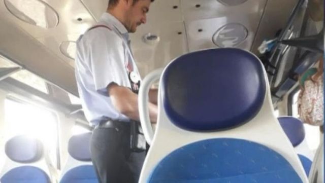 Un șef de tren a fost retrogradat pentru că le-a spus călătorilor să nu poarte mască