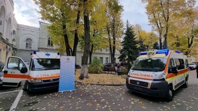 Municipalitatea a primit o donație de două ambulanțe și o mașină funerară din partea unei fundații de caritate din Italia
