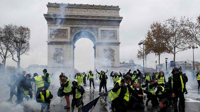 Tear gas, hate speech marks 14th yellow vest protest in France