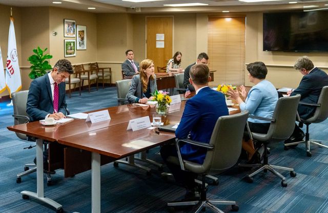 Премьер-министр Наталья Гаврилица провела встречу с американскими сенаторами