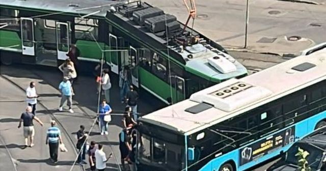 Accident între un tramvai și un autobuz, în București. 11 persoane rănite