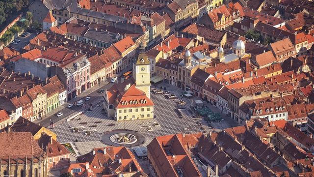 Marfă expirată, ce urma să fie vândută la un festival în Piața Sfatului din Brașov, găsită de Protecția Consumatorului