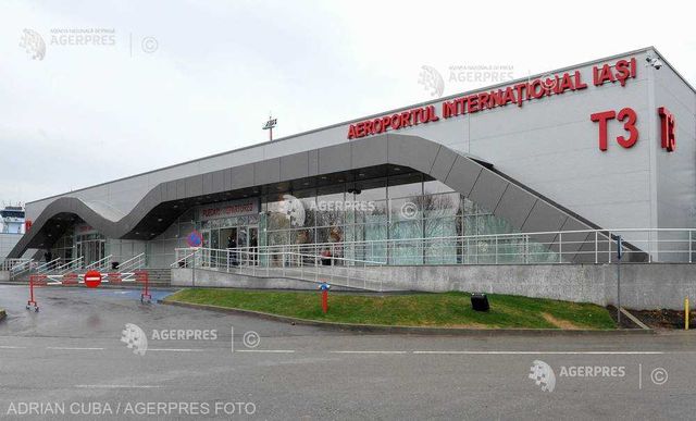 Iași: O pasageră într-un avion care venea de la Paris - transportată la spital după aterizare