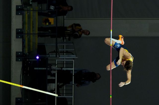 Salto con l’asta, Armand Duplantis porta a 6,24 metri il record del mondo