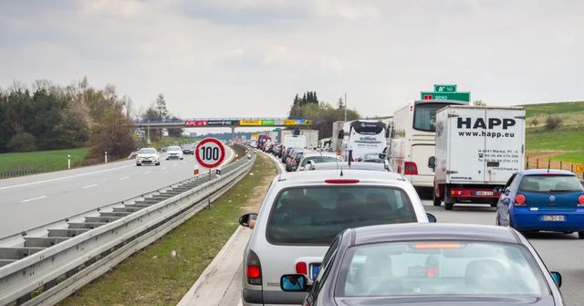 Dálnici D1 uzavřela nehoda pěti aut, pro vážně zraněného přiletěl vrtulník