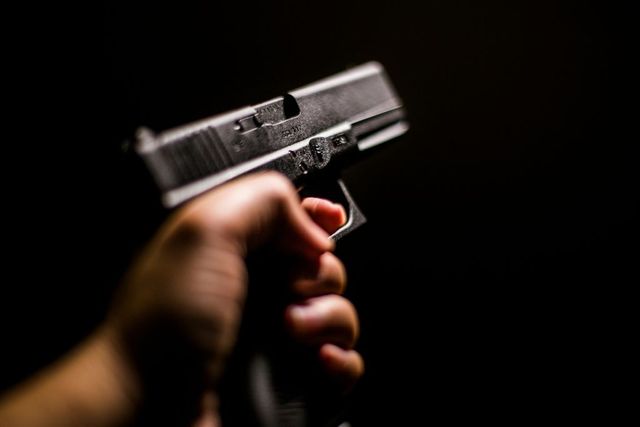 Doi tineri au amenințat cu pistolul angajații unei stații PECO