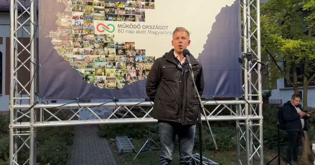 Magyar Péter lehajította a színpadról az Orbán Viktor-kartonfigurát