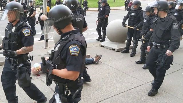 Toți polițiștii unei unitați de elita din SUA și-au dat demisia din solidaritate cu doi colegi suspendați dupa un incident violent