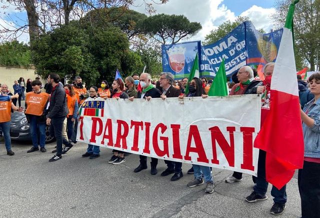 25 Aprile, a Roma striscioni anti-Usa | Anpi: inopportuni