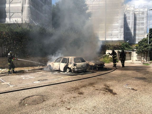 Dà fuoco alla vicina di casa con la benzina per un parcheggio, 48enne grave a Quarto