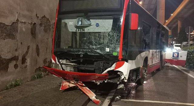 Bus Anm si schianta al corso Malta, le condizioni della donna ferita sul 130