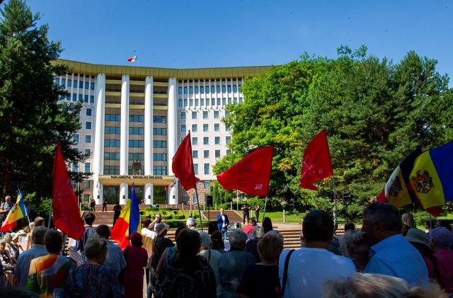 Социалисты провели акцию протеста у здания парламента
