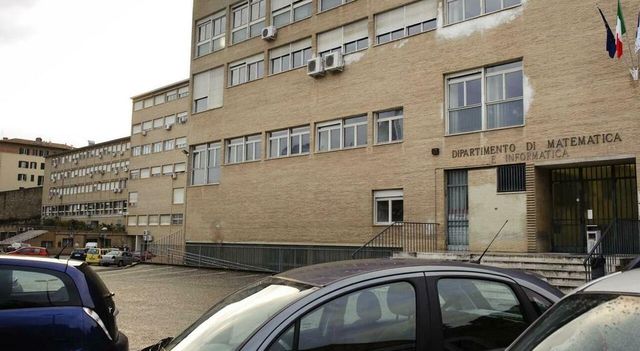 Perugia, ragazzo ucciso con una coltellata in parcheggio facoltà Economia