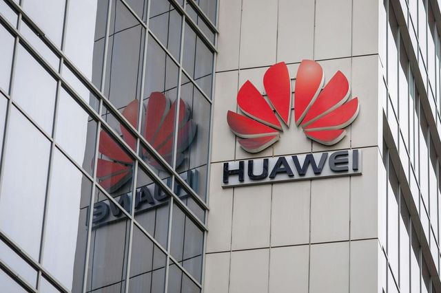 Chinezii de la gigantul Huawei au dat în judecată România
