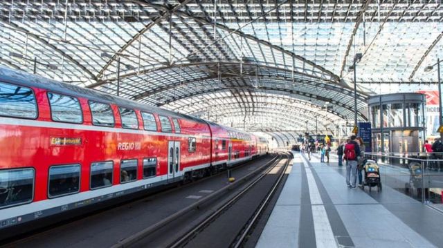 In Frankfurt, un baiat de 8 ani a fost lovit de un tren, dupa ce a fost impins pe calea ferata