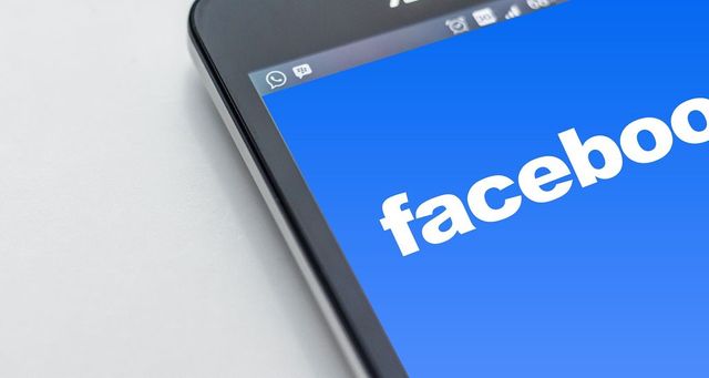 Facebook suspendă zeci de mii de aplicații