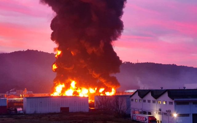 Spania: Incendiu masiv la o uzină de tratare a deșeurilor industriale în apropiere de Barcelona