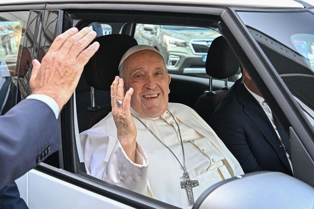Papa Francisc a fost externat din spital, după intervenția chirurgicală suferită la Roma