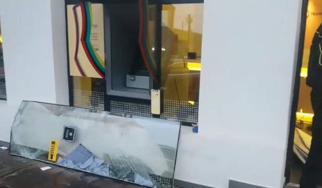 Un bancomat a fost aruncat în aer la Arad. Hoții au fugit cu banii