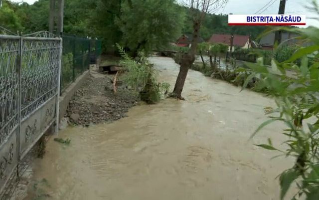 Zeci de gospodării din Bistrița Năsăud au fost inundate. Ploile continuă să facă ravagii