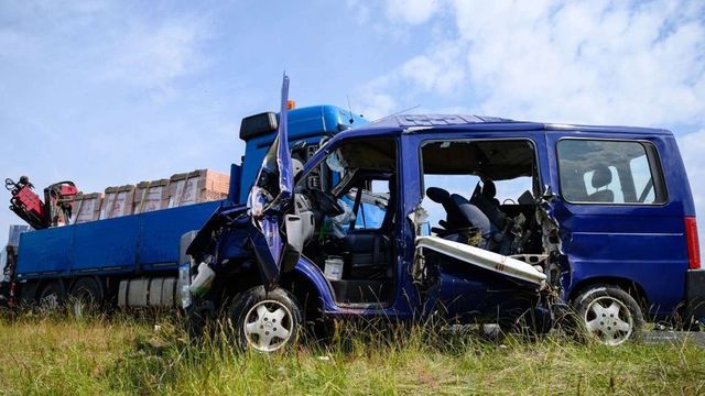 Accident teribil în Cehia! Un microbuz plin cu români a fost distrus de un camion. Două persoane au murit, iar alte șase au fost rănite