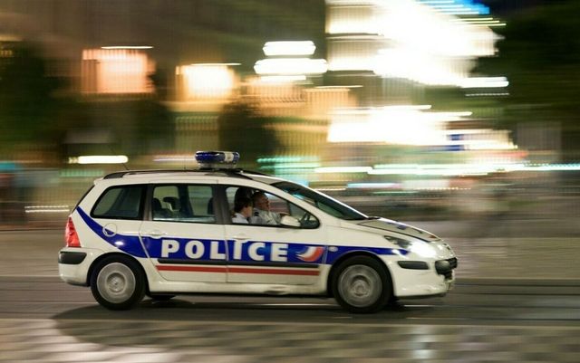 Barbat arestat la Cannes in apropierea unei sinagogi dupa ce a incercat sa injunghie un trecator in timp ce striga Allah Akbar