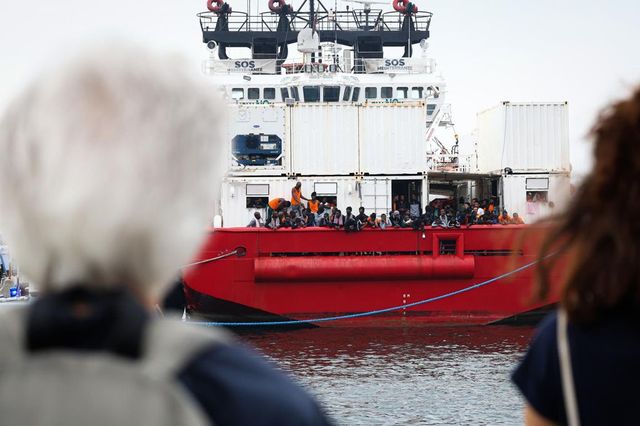 Migranti, sequestrata a Brindisi la nave Ocean Viking