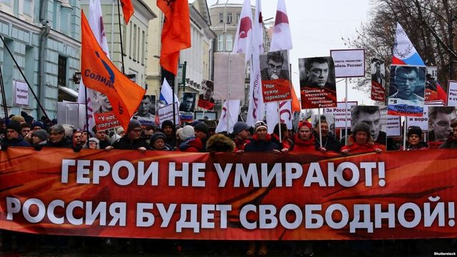 На акции памяти Немцова в Петербурге начались первые задержания