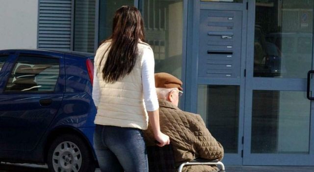 Colf e badanti, il nuovo contratto e tutti gli aumenti. Per le famiglie 40 euro in più da gennaio, 100 nel 2028