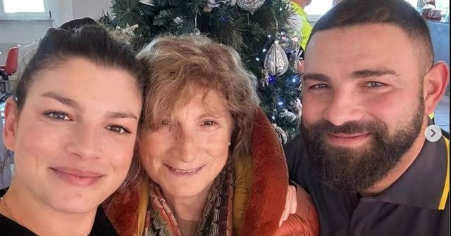 Il Natale speciale di Emma Marrone: la cantante festeggia con madre e fratello coi pompieri