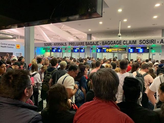 Român reținut pe Aeroportul Otopeni, după ce și-a însușit bagajul de cală al unui pasager turc