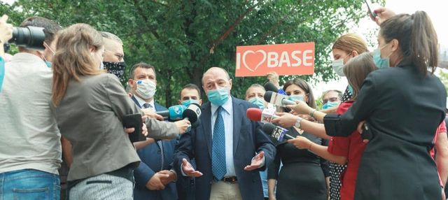 Băsescu, ironic la adresa alegerilor locale: O să mă tăvălesc de durere